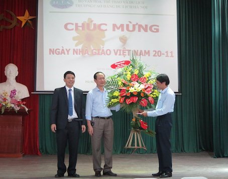 Đoàn TCDL tặng hoa Trường Cao đẳng Du lịch Hà Nội